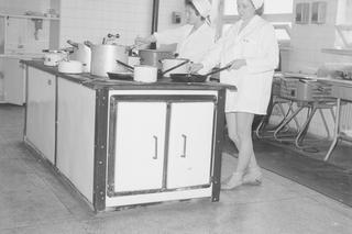 QUIZ PRL. Restauracje, cukiernie i bary mleczne, czyli gdzie i co się jadało w Polsce Ludowej