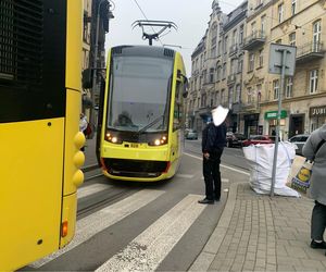 Groźna kolizja w Katowicach. Autobus zderzył się z tramwajem. Ruch tramwajowy został wstrzymany