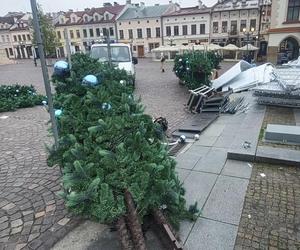  Trwa montaż choinki w Rzeszowie