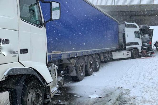 Duże utrudnienia na A2! Zderzyły się CZTERY ciężarówki