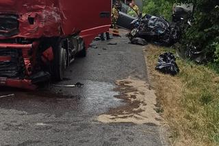Śmiertelny wypadek w Małopolsce. Auto dosłownie wbiło się w ciężarówkę