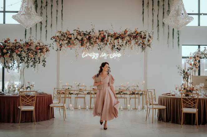 Organizator wesel uczestniczy również w samym wydarzeniu, czuwając nad płynną realizacją planu. Na zdjęciu: Agata Wołosiuk, Wedding Plannerka, właścicielka firmy „Tak inaczej” w Warszawie