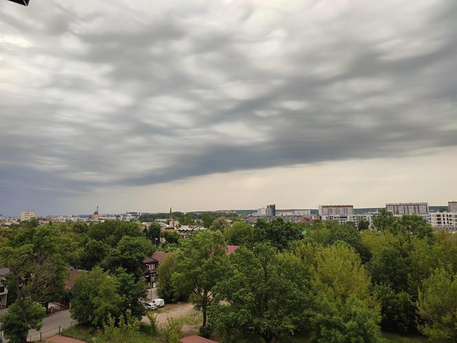 Nawałnice przechodzą przez Polskę. Ciemne chmury nad Białymstokiem