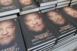 Krzysztofa Cugowskiego „śpiewanie nie męczy”. Legendarny wokalista Budki Suflera opowiada o swojej karierze w rozmowie z Markiem Sierockim