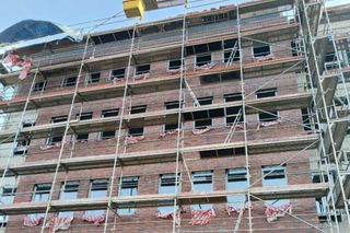 To miejsce zmieni się nie do poznania. Budowa biurowca nabiera tempa!