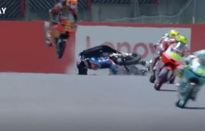 Przerażający wypadek podczas kwalifikacji Moto GP. Utalentowany 19-latek w stanie krytycznym [WIDEO]