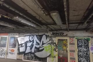 Zdewastowane przejście podziemne na Woli