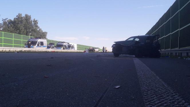 TRAGICZNY wypadek na A1. Kierowcę WYRZUCIŁO z auta, drugie DACHOWAŁO. Sprawca UCIEKŁ pozostawiajac samochód