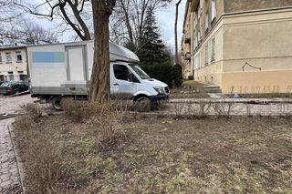 Cofał mercedesem, potrącił kobietę. Dramat na Mokotowie