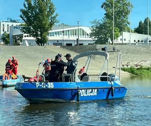 Działania służb na Wiśle w Toruniu. Straż, policja, strażnicy miejscy i grupa poszukiwawcza w akcji