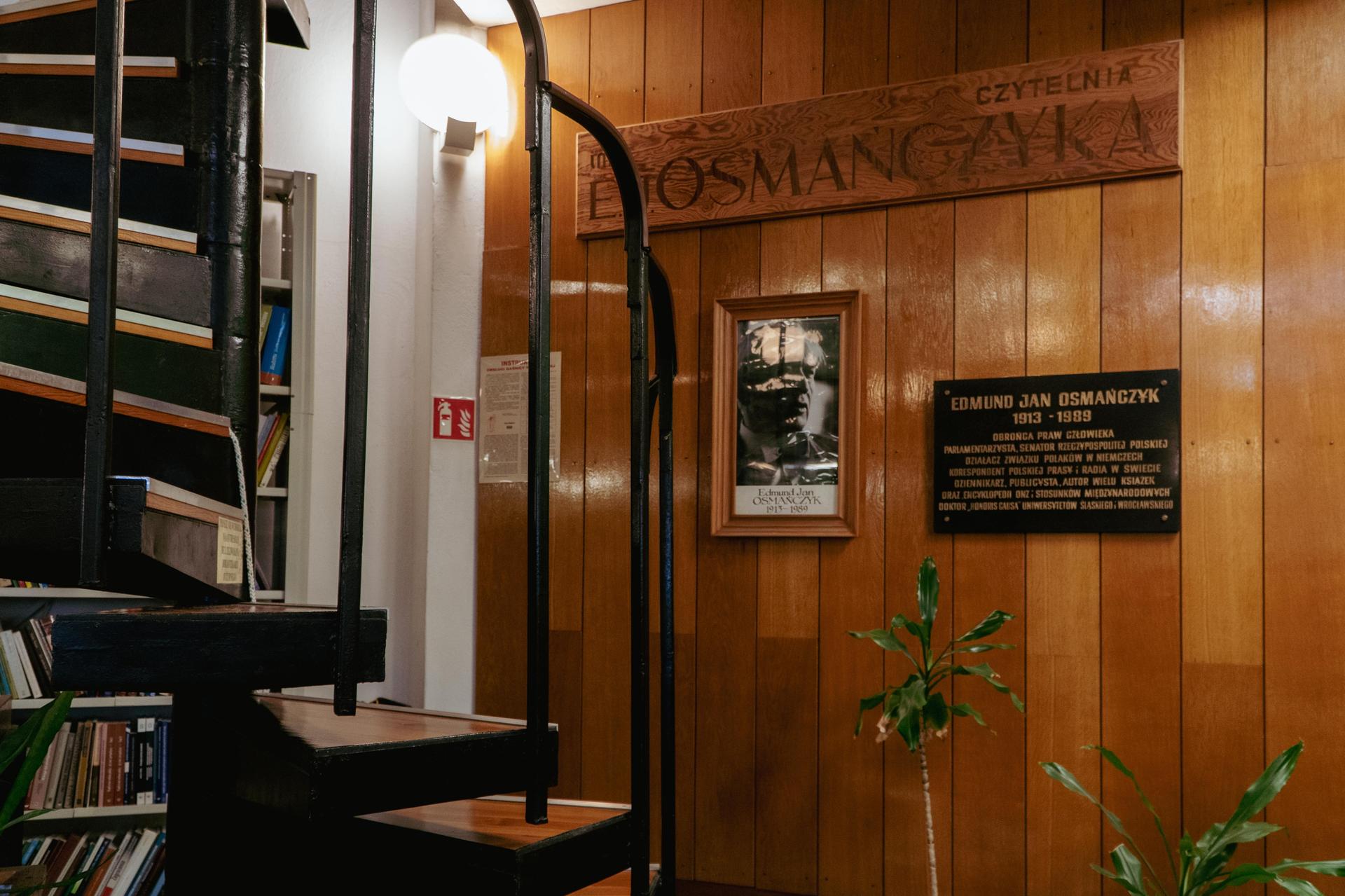 Biblioteka Uniwersytetu Opolskiego - zdjęcia. Zobacz zachowane wnętrza z lat 70.