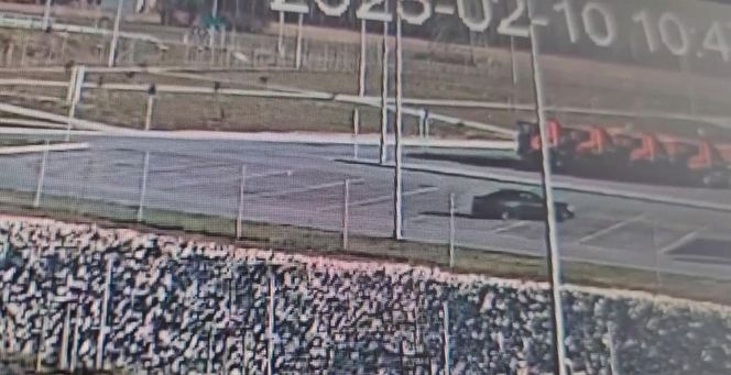 Szalony drift na parkingu w Piasecznie! Myślicie, że to wszystko? Kierowca nie miał prawa jazdy od roku!