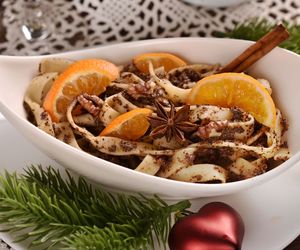 Wigilijny makaron z makiem i bakaliami: prosty przepis