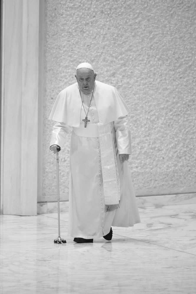 Papież Franciszek nie żyje.