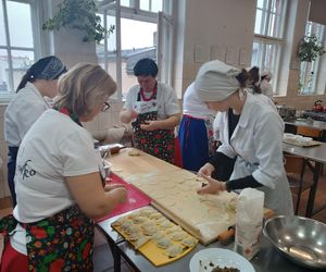 Konkurs kulinarny Dary Lasy. Uczniowie Gastronomika gotowali razem z Kołami Gospodyń Wiejskich 