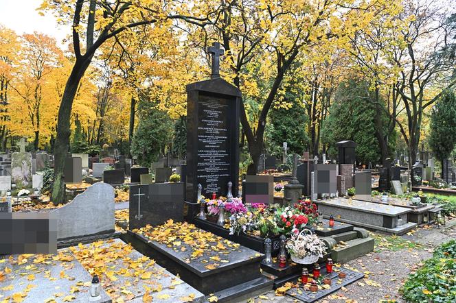 Grób Jadwigi Kaczyńskiej i symboliczny grób Lecha i Marii Kaczyńskich oraz krewnych
