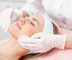 Kwas salicylowy i jego właściwości lecznicze. Jak działa i dlaczego warto go stosować? 