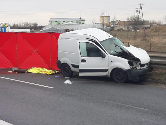 Tragiczny wypadek na S7: TIR zmiótł osobówkę z drogi