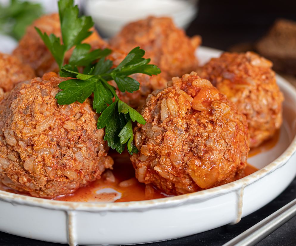 Jeżyki: przepis na smakowite klopsiki z ryżem w sosie pomidorowym