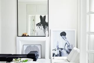 Minimalistyczny pokój dzienny w bieli