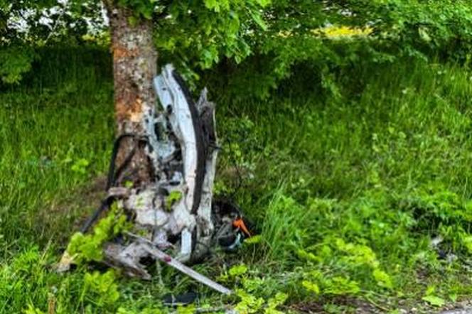 Tragiczny wypadek pod Węgorzewem. Samochód rozpadł się na pół. Kierowca zginął na miejscu