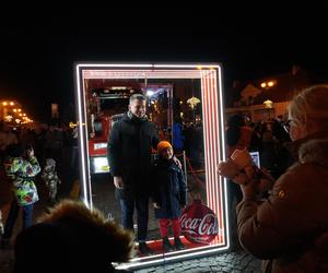 Ciężarówka Coca-cola w Białymstoku! Świąteczna atrakcja przyciągnęła tłumy mieszkańców na Rynek Kościuszki