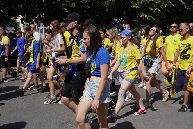 Przemarsz kibiców Stali Gorzów przed meczem z Falubazem Zielona Góra