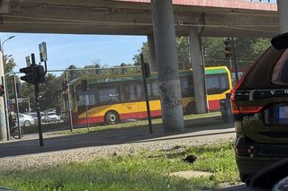 Łódź. Autobus i tramwaj zderzyły się pod dworcem Łódzka Kaliska [ZDJĘCIA]