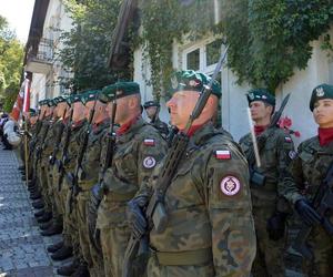 Przed kamienicą przy ul. Matejki odsłonięto tablicę upamiętniającą trzech wybitnych przemyślan