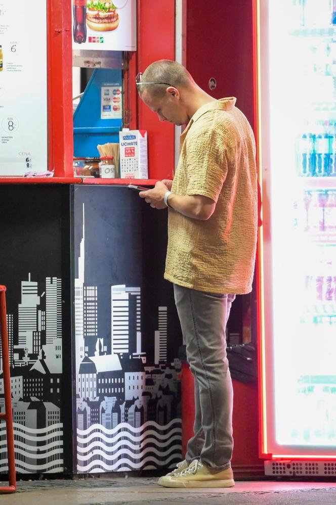 Hakiel bawi się, a nie pije