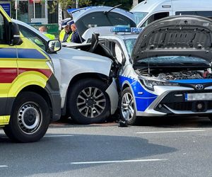 Wypadek radiowozu w Warszawie. Cztery osoby ranne, w tym policjanci