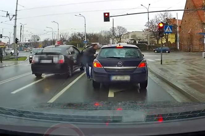 Agresja w centrum Wrocławia. Pasażer taksówki zaatakował kierowcę opla