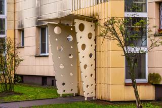 Osiedle WSM Koło II w Warszawie - zdjęcia. Pablo Picasso na ścianie i klatki schodowe typu ser