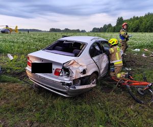 BMW wypadło z drogi i wjechało w grupę nastolatków! Dwóch z nich walczy o życie [ZDJĘCIA]