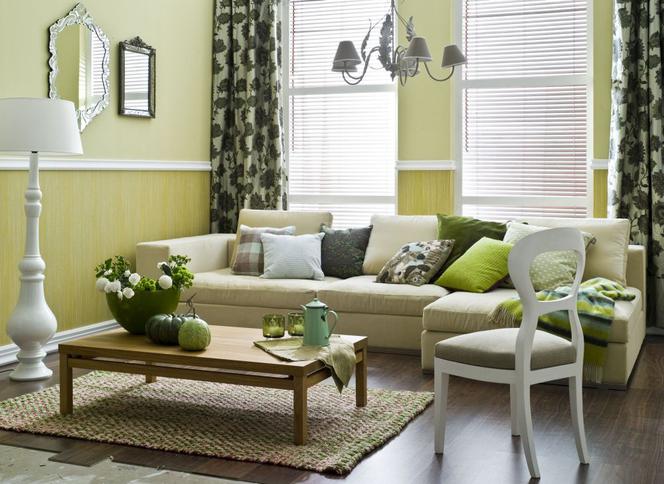 aranżacja salonu - biała sofa