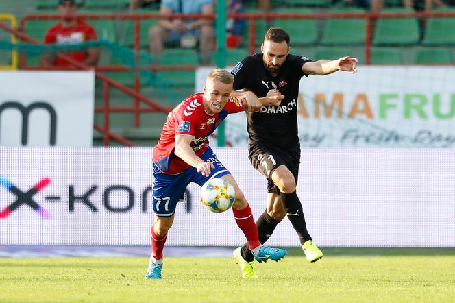 Latem Cracovia pokonała Raków (3:1), a jednego z goli strzelił Rafael Lopes (z prawej).