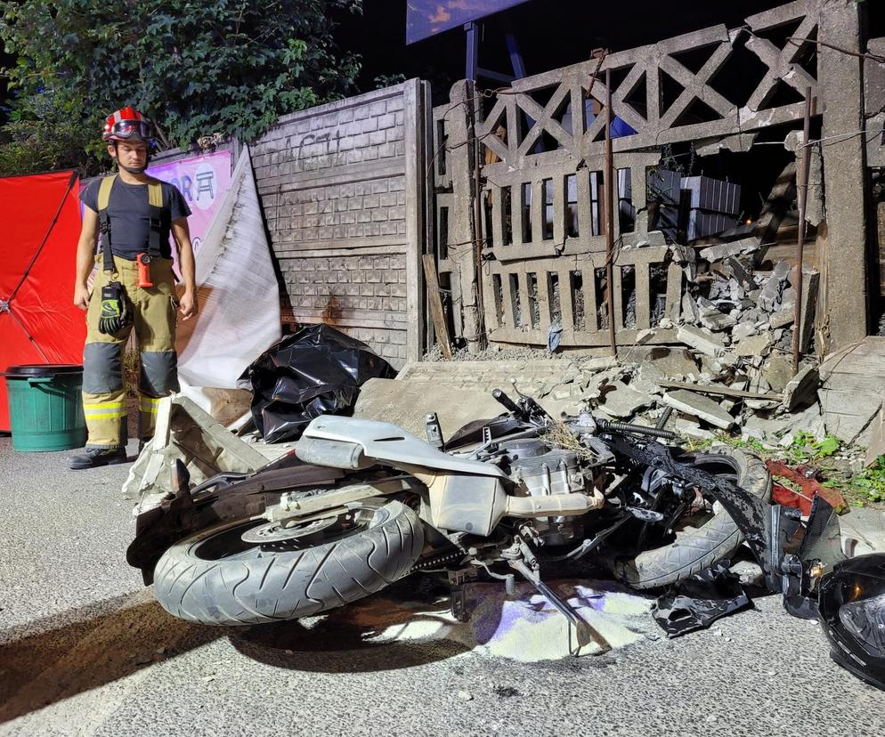 Motocyklista huknął w ogrodzenie i zginął! Tragiczny wypadek w Chełmży [ZDJĘCIA]