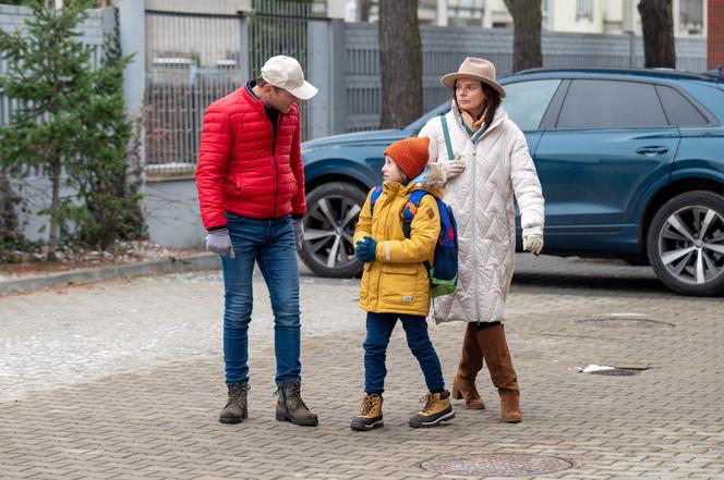 Barwy szczęścia odc. 2988. Wanda Halicka (Beata Fido), Robert Stefaniak (Paweł Ławrynowicz), Karol (Vincent Przybylski)