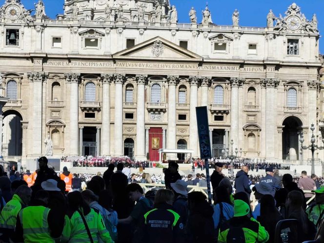 Ostatnie chwile przed pogrzebem Franciszka. Tłumy wiernych na pl. św. Piotra