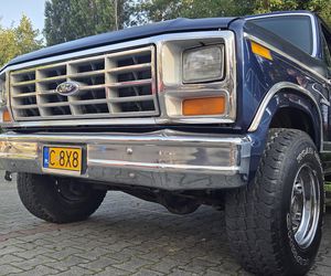 Motoryzacyjne legendy pod Torbydem. Bydgoskie Klasyki Nocą znów przyciągnęły tłumy