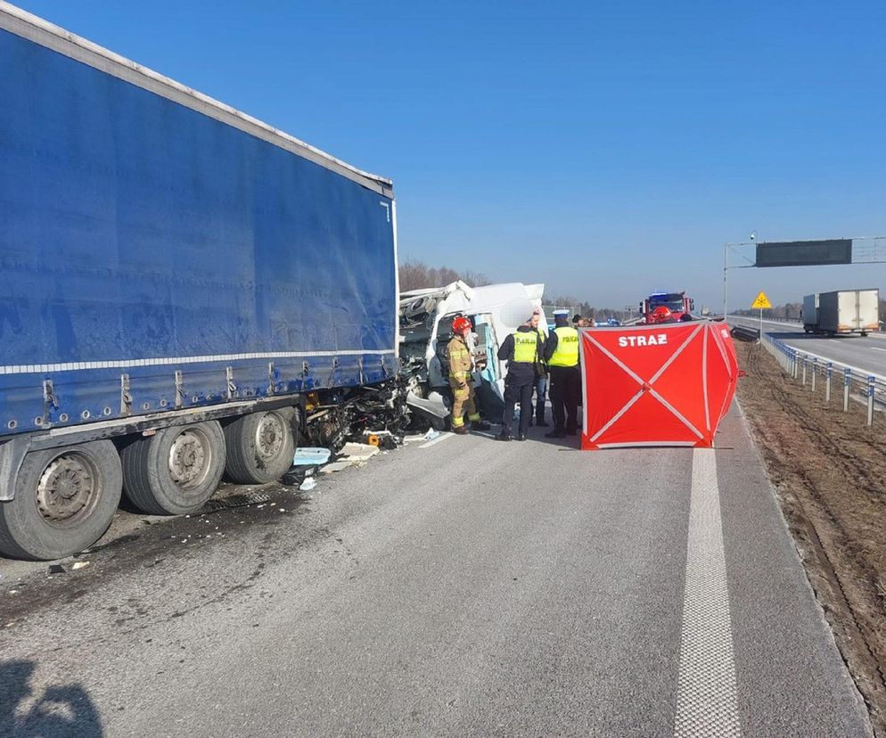 Tragiczny wypadek na S19. Bus najechał na ciężarówkę. Zginął kierowca busa  