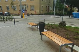 Wysyp ławek na ulicy Boguchwaly