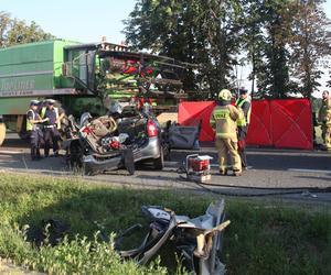 Czołówka osobówki z kombajnem. Jedna osoba nie żyje