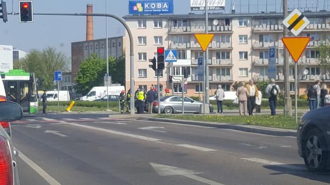 Białystok. Wypadek w centrum Białegostoku. Opel na dachu