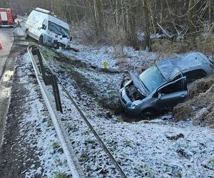 Dwa samochody wypadły z drogi koło Wojnowic niedaleko Leszna