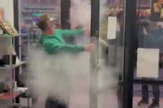 Warszawa. Prokuratura zajmie się Marianną Schreiber. Weszła z gaśnicą do siedziby Ostatniego Pokolenia [ZDJĘCIA] 