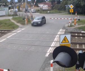 Volvo z dziećmi w środku uwięzione między rogatkami