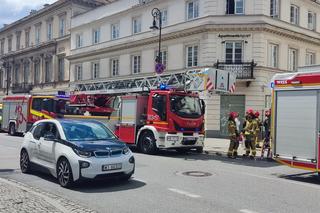 Malutkie dziecko chodziło po parapecie na drugim piętrze kamienicy. Wstrząsające sceny w Warszawie