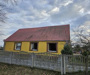Chwalimie. Tragiczny pożar domu jednorodzinnego. Nie żyje 36-latek, jego mamę zabrała karetka [ZDJĘCIA].
