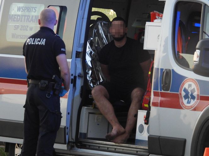 Mini Cooper w ogniu! Kierowca osobówki utknął w błocie i spalił auto